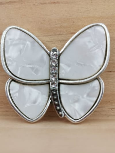 Magneet - broche - in een natuurlijke parelmoer vlinder - Zilverkleurig voor omslagdoek, sjaal en vest te sluiten. Veroorzaak geen gaatjes op stof.