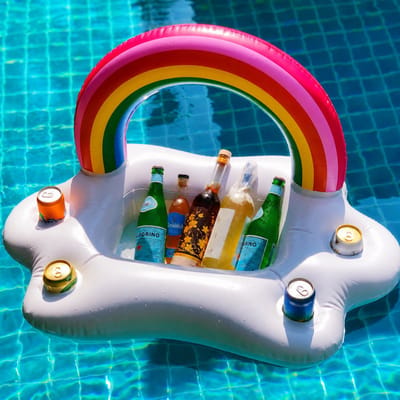 Opblaasbare bekerhouder met regenboogdesign, 4 gaten en ingebouwd frame voor snacks, drijfbaar in het zwembad voor drankjes, salade, fruit, vrolijk patroon.