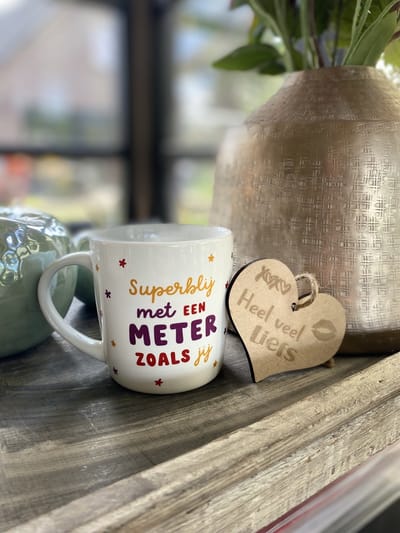 Mok met de tekst; superblij met een meter zoals jij - inclusief houten hartje - peettante