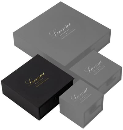 Lumici® Exclusive | Soft Touch Ketting Doosje – Mat Zwart met Gouden Logo - Sieradendoosje - Letop Geen Sieraad Inbegrepen