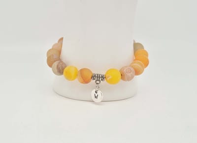 Handgemaakte natuursteen armband met hanger "Letters in cirkel" " Oranje frosted agaat" -8 mm diameter van de korrel- Diameter armband 20 cm - Kies je favoriete letters- Een mooi cadeau voor familie en vrienden