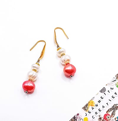 Jeannette-Creatief® - Zoetwaterparels - Koraal & Wit - Oorbellen zoetwaterparels - Oorbellen Rood - Gouden Oorbellen - RVS gouden oorhaakjes - Parel oorbellen - Dames oorbellen - Sieraden - Feestdagen - Moederdag