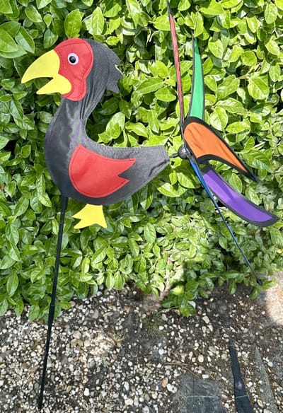 Windmolen met "Zwart + rode Vogel" - meerkleurig + zwart/rood - nylon + kunststof steker - dia 44 cm x hoogte 88 cm - Tuinaccessoires - Tuinstekers