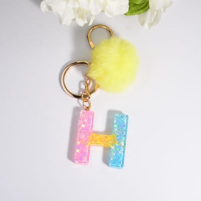 Sleutelhangers of voor je tas van A tot Z - met een pompon of kwastje - met letter - mooi design - handgemaakt - sleutelhangers - design - mode - goud - zwart - blauw - roze- rood