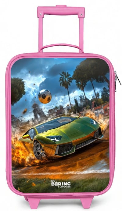 NoBoringSuitcases.com® - Kinderkoffer roze - Kindertrolley meisje - Sportauto knalt door voetbalveld met bal - Koffer kind lichtgewicht - Reiskoffer trolley voor kinderen - Koffertje met lichtgevende wieltjes - Rolkoffer