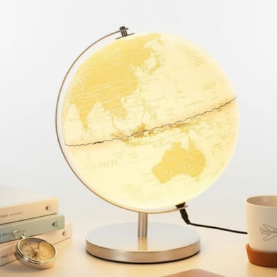 Lomera Wereldbol Met Licht - Globe Met Led - Usb Aansluiting - Metalen Voet - Warm Wit Led - Snoerschakelaar - Decoratieve Wereldbol - Moderne Wereldbol - Witte Wereldbol - Wereld Bol - Usb Kabel - Zilverkleurige Voet