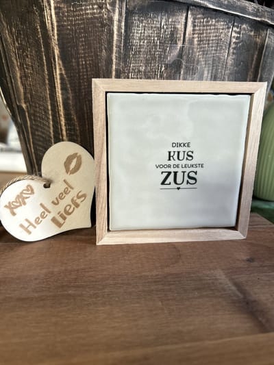 Creaties van Hier -Liefs in een lijstje Zus met houten hartje - 12 cm – Keramiek