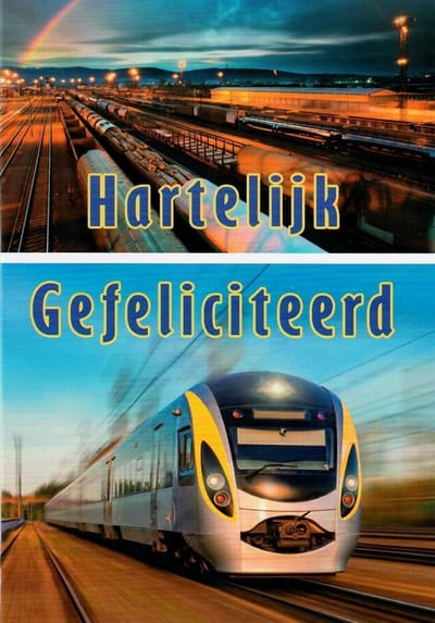 Hartelijk gefeliciteerd met je verjaardag! Een mooie kaart met meerdere afbeeldingen van treinen. Speciaal voor mensen die van treinen houden. Een dubbele wenskaart inclusief envelop en in folie verpakt.