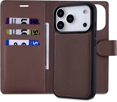 Casemania Hoesje Geschikt voor Apple iPhone 17 Pro - Mocha Brown - 2 in 1 Bookcase met Velvet Finish - Geschikt voor MagSafe - Magnetisch Portemonnee Telefoonhoesje met Pasjeshouder en Afneembare Cover - Kunstleer Wallet Case - Bruin