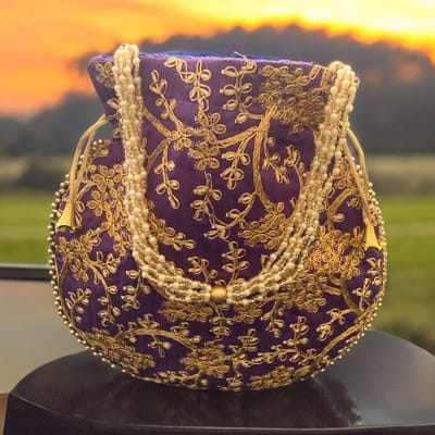 Dames Handtas- Vedantan -Katoensilk - 22 x 22 cm - Kleurrijk - Gouden borduurwerk - Partij, Prom, Banket, Bruiloft - Feesten - Festival - Schattige - Avondtasje - PartyBag - Paars