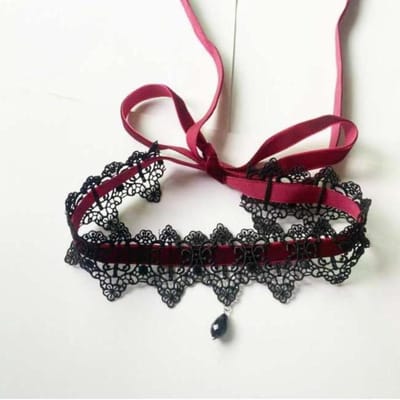 Charmante retro zwarte kanten choker met wijnrode fluwelen strik en zwarte druppelvormige kwastjes, perfect als kerstsieraad of cadeau voor dames. gray