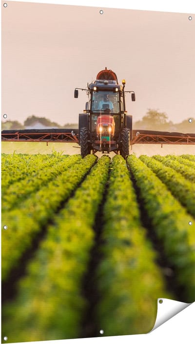 Gards Tuinposter Rode Tractor op het Veld aan het Sproeien - 100x150 cm - Tuindoek - Tuindecoratie - Wanddecoratie buiten - Tuinschilderij