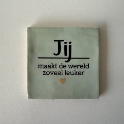 Jij maakt de wereld zoveel leuker (Groen tegeltje) - Spreuktegel - Tegeltje met tekst - Tegeltje met Spreuk - Cadeautje - Origineel cadeau