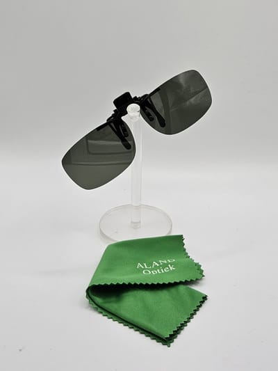 Clip on voor kleine brillen / zonnebril UV400 cat. 3, aluminium voorhanger, brilclip met etui en doekje, voorzetbril, gepolariseerde groene brilclip / unisex zonnebril / Clip aan / Aland optiek