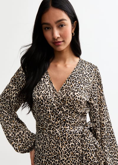 Beige mini wikkeljurk met ruches en dierenprint