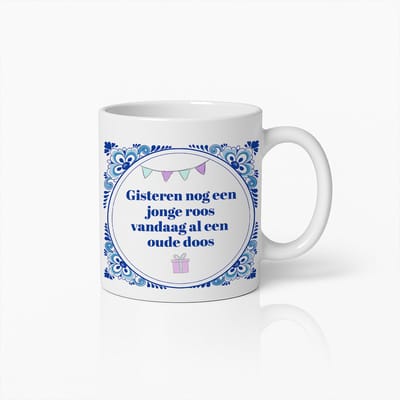 Grappige Verjaardagsmok 330ml – “Gisteren nog een jonge roos, vandaag al een oude doos” – Humoristisch Cadeau voor Vrouwen & Vrienden
