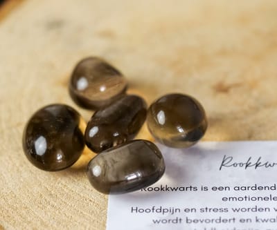 Rookkwarts gepolijste steen - edelstenen - Perfect cadeau voor mannen en vrouwen - Inclusief uitleg - Spiritueel - Bescherming - Aarding - Ontgifting - Verdriet - Rouw - 100% NATUURLIJK