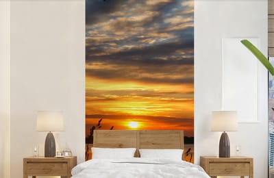 Behang - Fotobehang Zonsondergang - Zee - Horizon - Lucht - Planten - Breedte 120 cm x hoogte 240 cm