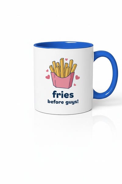 Grappige Mok 'Fries Before Guys!' met Frietjes Design en Hartjes - Wit & Blauw