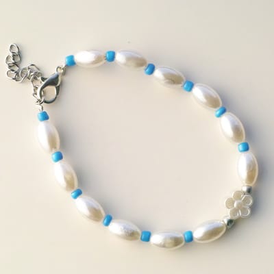 Parelarmband met bloem - wit/donkerblauw