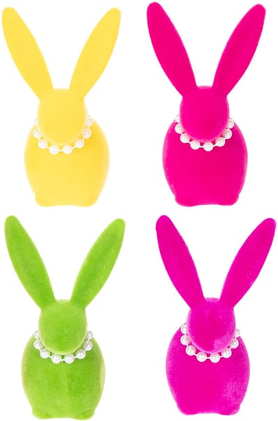 Decoratieve paashaasfiguur met parelketting, perfect voor de woonkamer