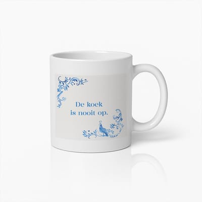 De Koek Is Nooit Op Mok 330ml – Grappige Nederlandse Spreuk Beker met Delfts Blauw Design – Perfect Cadeau voor Vrienden en Collega’s