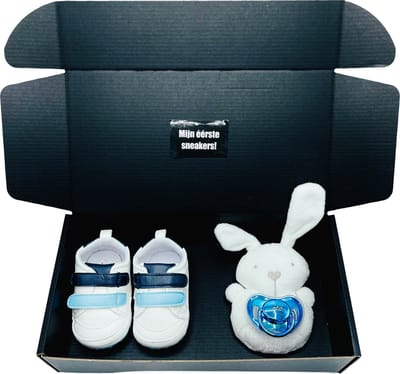 Kraamcadeau jongen met rammelaar, babyschoentjes en fopspeen - kan ook rechtstreeks als cadeau