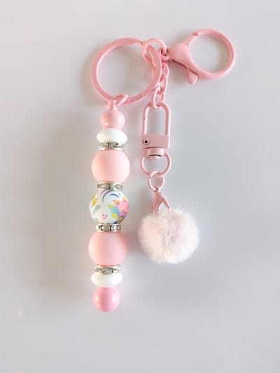 Sleutelhanger, tashanger met kralen en fluffy bolletje | roze
