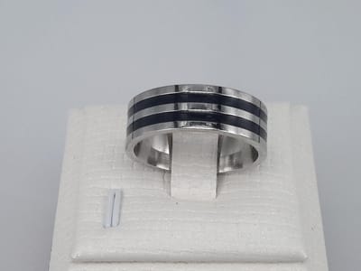RVS - Herenring - robuuste uitstraling - maat 21 - zilverkleurig en twee binnen lijnen met zwart coating.