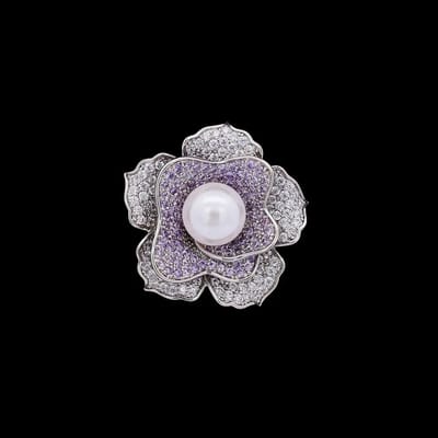 Victoria Valenza Zilverkleurige Camelia Bloem Broche met Imitatie Parel en Zirkonia Stenen - Broche - Zilverkleurig - Bloem broche - Zirkonia