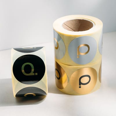 Practiquette® 1000x Luxe Logo-Etiketten 30 mm Rond – Zijdeglans Papier – Water- & UV-Resistant – Diepvriesbestendig – Opties: Goud/Zilver/FullColor – Eigen Ontwerp – Made in NL