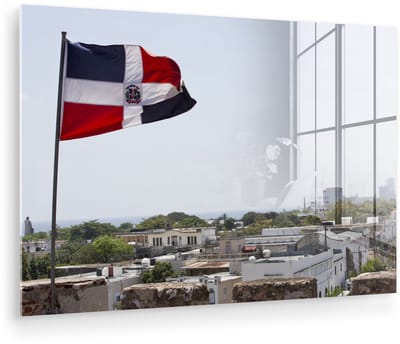 ® Glasschilderij 180x120 cm - Schilderij acrylglas - De Dominicaanse vlag boven Santo Domingo - Foto op glas - Muurdecoratie woonkamer - Wanddecoratie slaapkamer - Schilderijen
