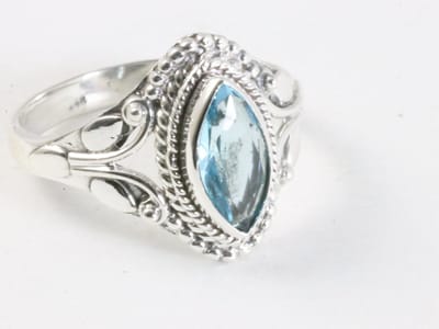 Fijne bewerkte zilveren ring met blauwe topaas - maat 20