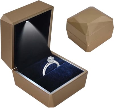 Elegante Ringdoos met LED Verlichting van Hoogwaardige Velvet, Perfect voor Trouwerijen, Verlovingen en Jubilea, Afmetingen 5.8 x 6.3 x 5 cm, Goudkleurig