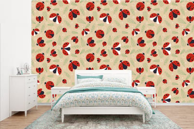 Behang - Fotobehang Lieveheersbeestje - Bladeren - Design - Breedte 385 cm x hoogte 240 cm