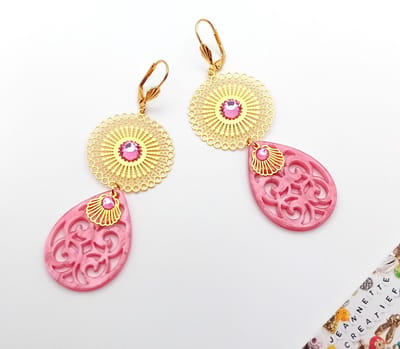 Jeannette-Creatief® - Resin - Luxe Roze Oorhangers - Roze oorbellen - Gouden oorbellen - Oorhangers - Schelp oorbellen - Filigraan oorbellen - Oorringen - IBIZA - Boho - Festival - Valentijn