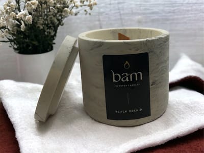 BAM Kaarsen Black Orchid Geurkaars – Zonnebloemwas – Houten Lont – Zwart Gemarmerd Rond Potje met Deksel – 140 g - zwarte orchidee