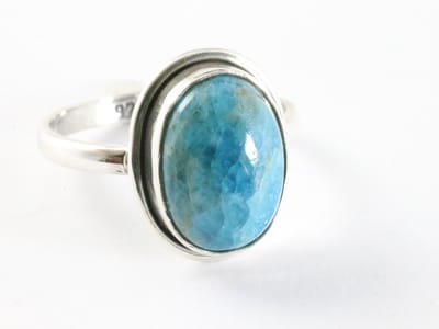 Ovale zilveren ring met blauwe apatiet - maat 18