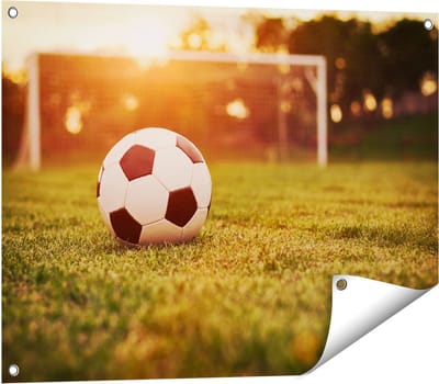 Gards Tuinposter Voetbal met Goal tijdens Zonsondergang - 80x60 cm - Tuindoek - Tuindecoratie - Wanddecoratie buiten - Tuinschilderij