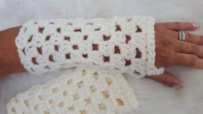 Handgemaakte warme vingerloze handschoenen / polswarmers in roomwit gehaakt. Maat L