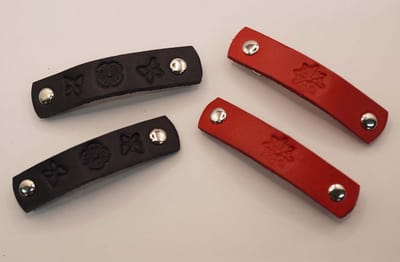 Leren kinder haarclip 2x rood met sierlijke ster, 2x blauw met bloem en vlinders - 4 kleine lederen haarclips kinderen of volwassen die een klein haarspeld wil - handgemaakte leren haarclips voor kinderen - leuke vlinder haarclip voor kinderen