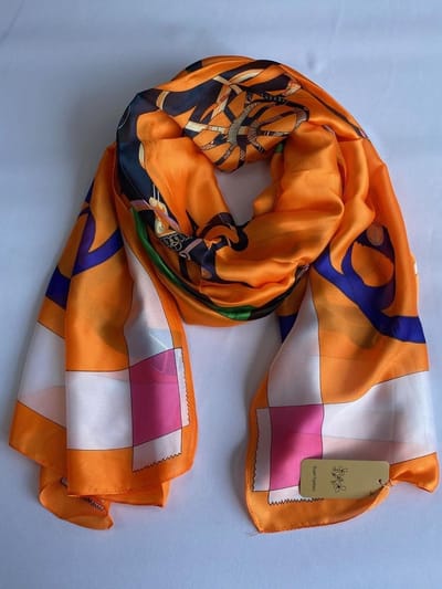 Sjaal met paardenprint 100% zijde van glad materiaal