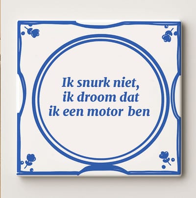 Grappige Tegel “Ik Snurk Niet, Ik Droom Dat Ik Een Motor Ben” 15x15 cm – Humoristische Blauwe Delfts-Stijl Keramische Wandtegel voor Slaapkamer of Cadeau