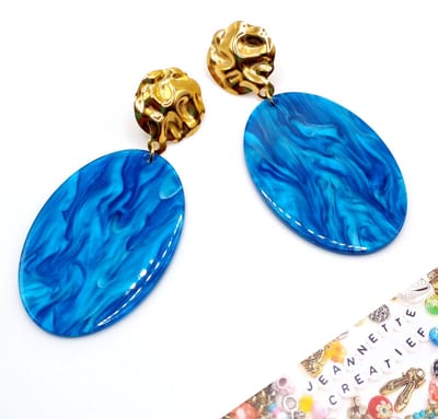 Jeannette-Creatief® - Resin - Ovaal Blauw - Blauwe Oorbellen - Gouden RVS Oorbellen - Oorbellen - Resin Oorbellen - Dames Oorbellen - Oorbellen Dames - Ovale Oorbellen - Koningsdag - Koningsblauw - Gehamerde Oorknoppen