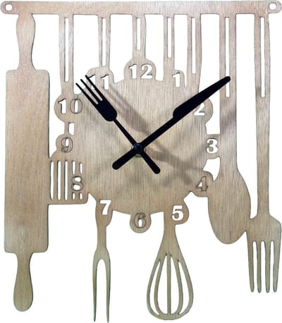 houten keukenklok met keukengereedschap