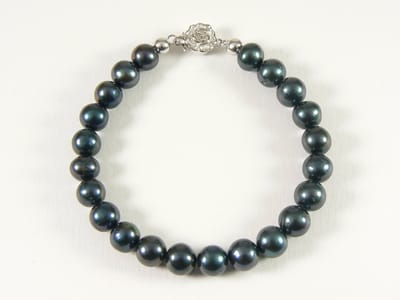 Armband met natuurlijke zwarte zoetwater parels en zilveren sluiting - lengte 19 cm.