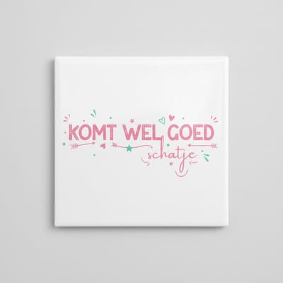 Keramische Tegel met Bemoedigende Tekst “Komt Wel Goed Schatje” – Positieve Wanddecoratie – 15 x 15 cm