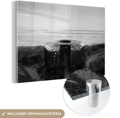 MuchoWow® Glasschilderij 180x120 cm - Schilderij acrylglas - Basis van een kanon op het Franse Utah Beach bij stranden van D-Day - zwart wit - Foto op glas - Schilderijen
