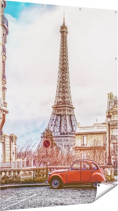 Gards Tuinposter Eiffeltoren in Parijs met een Rode Kever Auto - 120x180 cm - Tuindoek - Tuindecoratie - Wanddecoratie buiten - Tuinschilderij