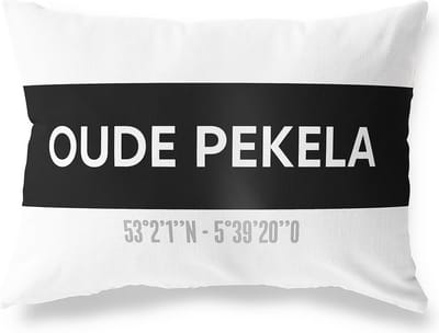 Tuinkussen OUDE PEKELA - GRONINGEN met coördinaten - Buitenkussen - Bootkussen - Weerbestendig - Jouw Plaats - Studio216 - Modern - Zwart-Wit - 50x30cm